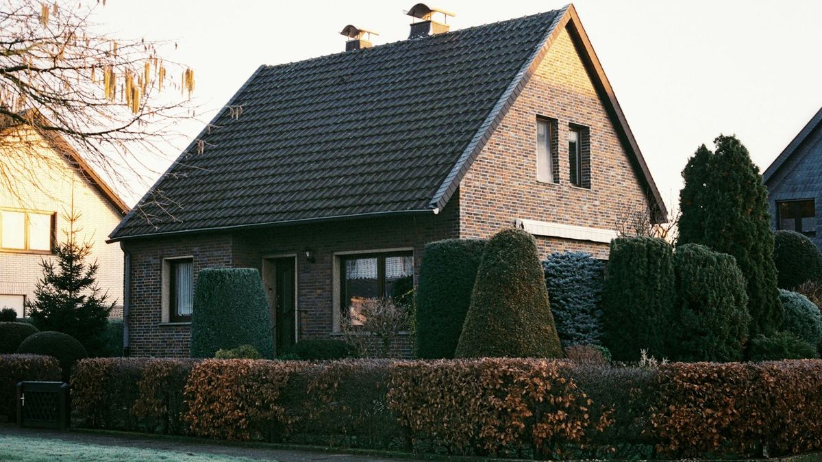 Einfamilienhaus aus Backstein im Morgenlicht