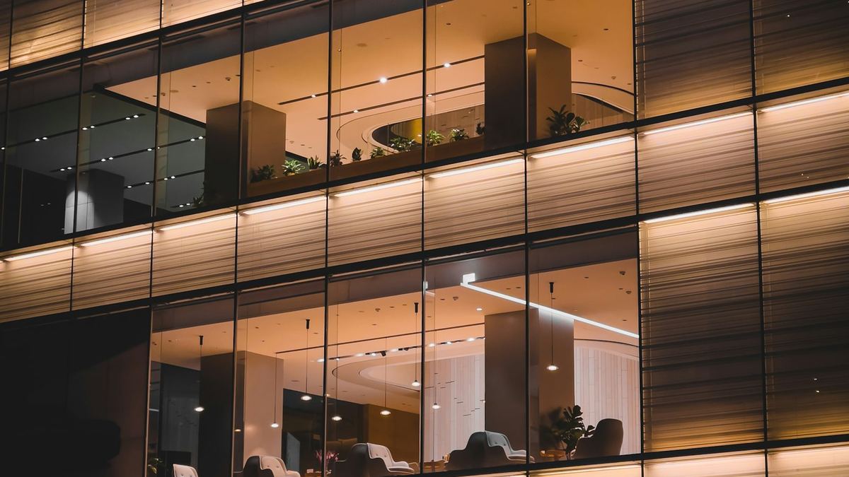 Beleuchtete Etagen eines Bürogebäudes am Abend