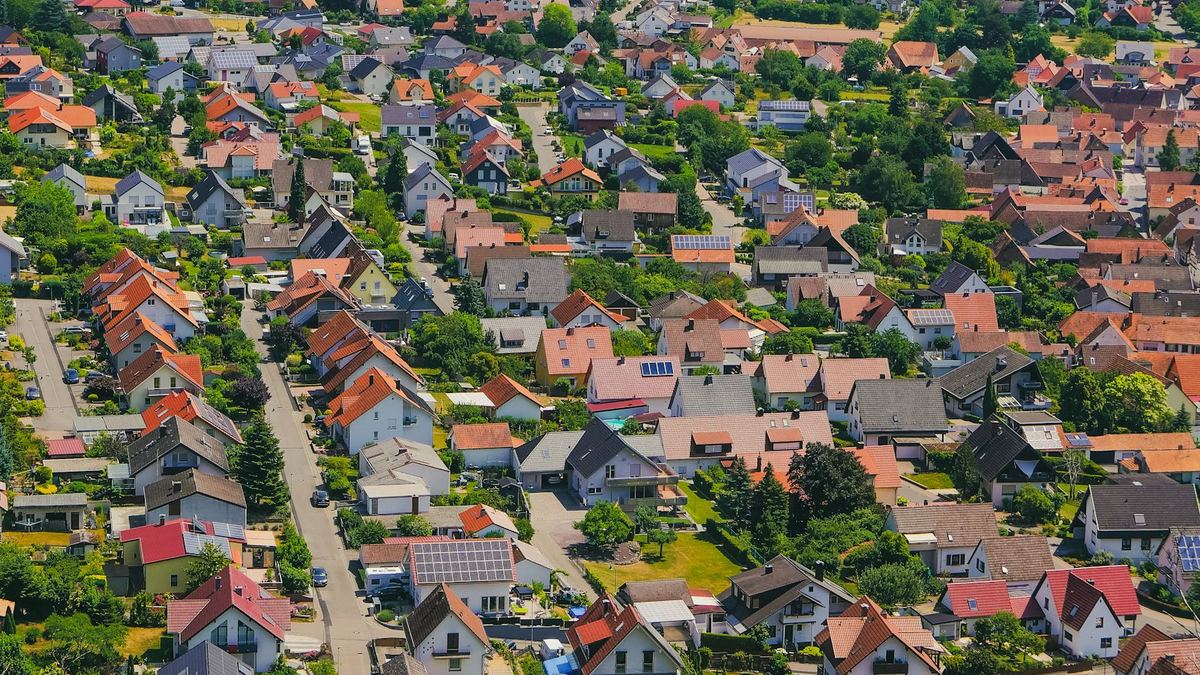 Wohnsiedlung mit Einfamilienhäusern aus der Luft